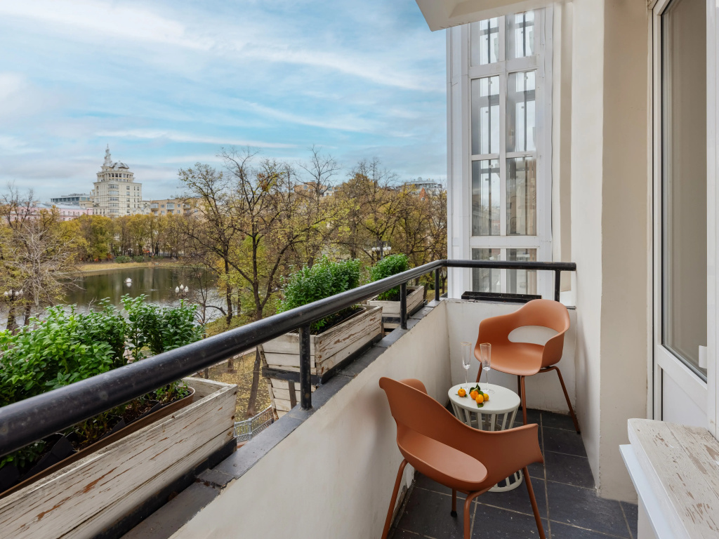 Квартира GM Apartments Стильная Трехкомнатная с балконом и видом на Патриаршие