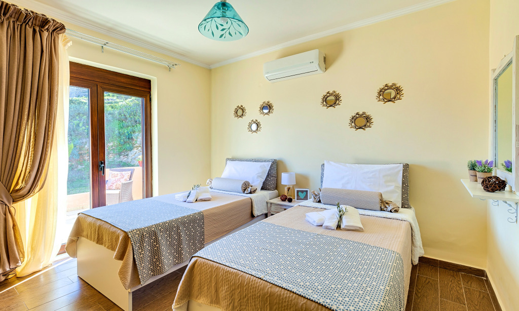 Вилла Cretan Sunny Villa Heated Pool
