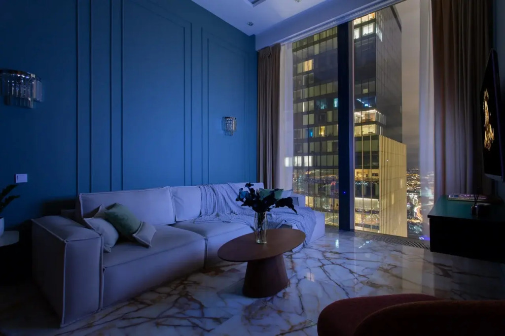 Апартаменты Sky City Moscow пентхаус-формат на 64 этаже: оникс, подсветка, панорамные окна Уникальный вид на башни и город