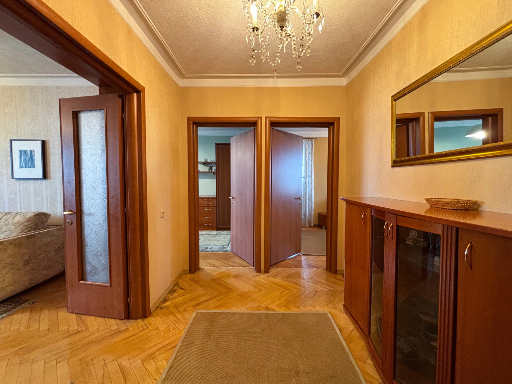 Квартира Винтажная 3-к у метро Озерная 72м2