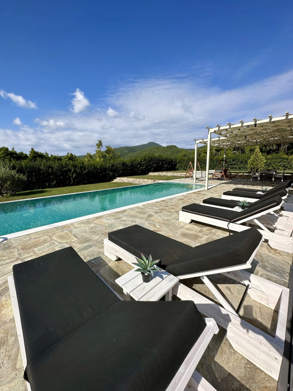 Luxury Villa with Private Pool in Skopelos, Ideal for Families, Villa Aelia by Kardous