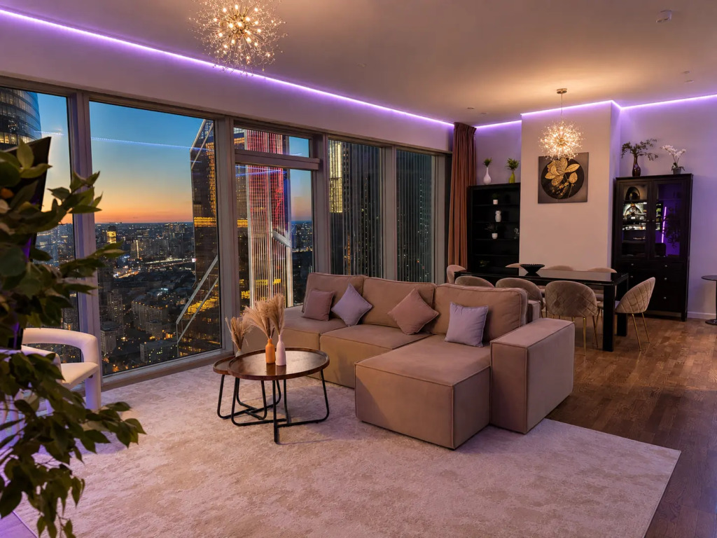 Апартаменты Sky City Moscow Подсветка Алиса Макс Большая гостиная с панорамой