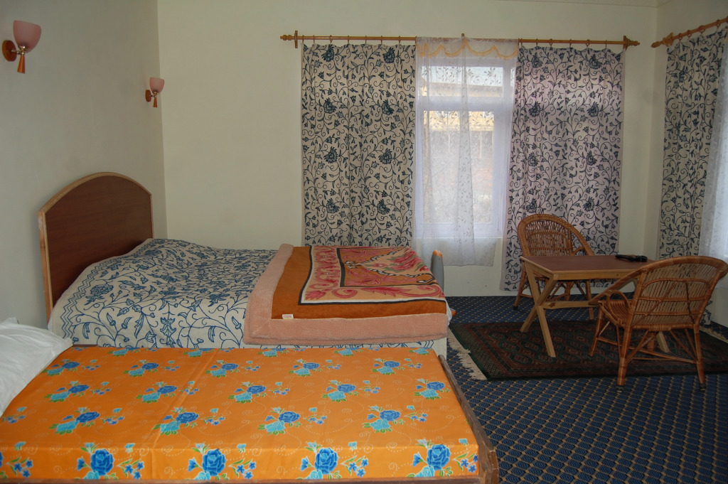 Calm Holiday Inn Hotel	