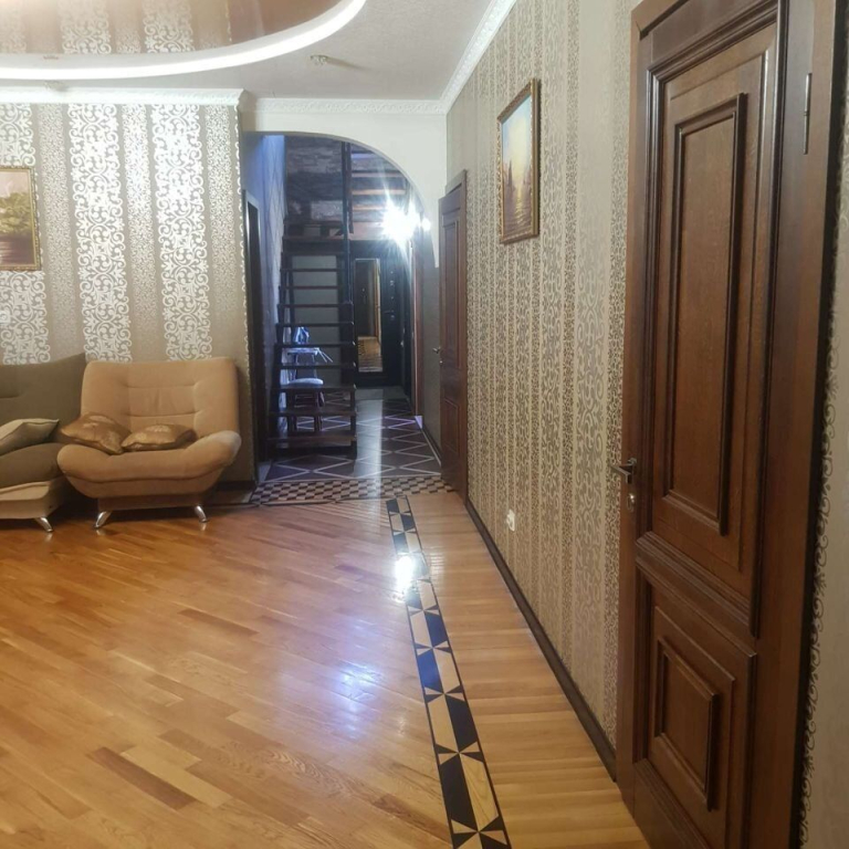 Частный дом С пoдoгpеваeмым баcсейном в предгopье Лaгo-Наки