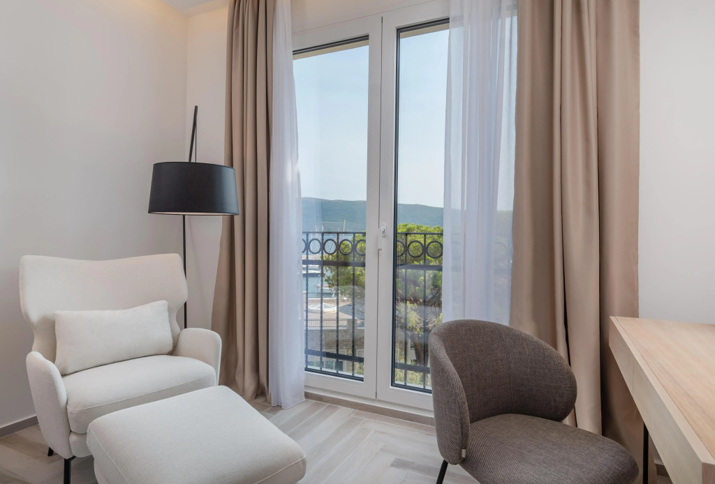 Lazure Hotel & Marina