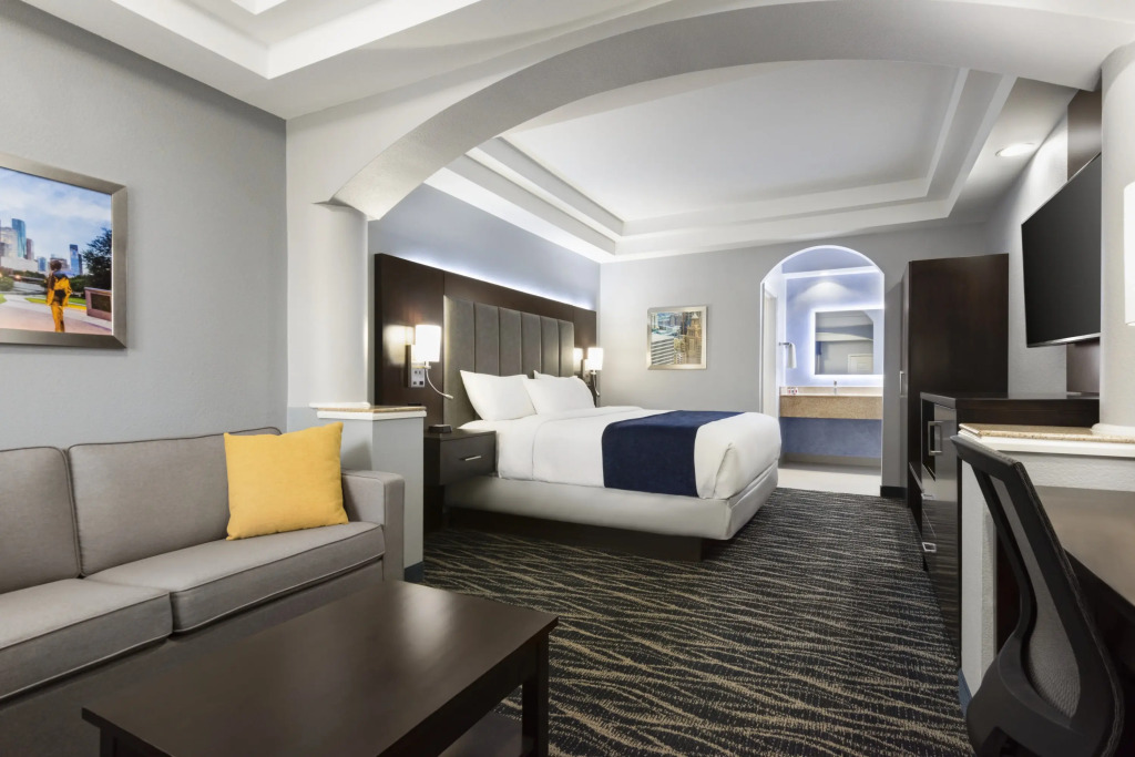 Days Inn & Suites by Wyndham Houston Hobby Airport