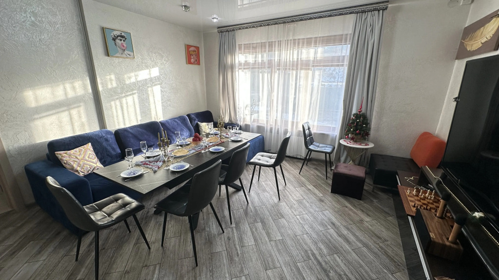 Частный дом с прудом террасами джакузи