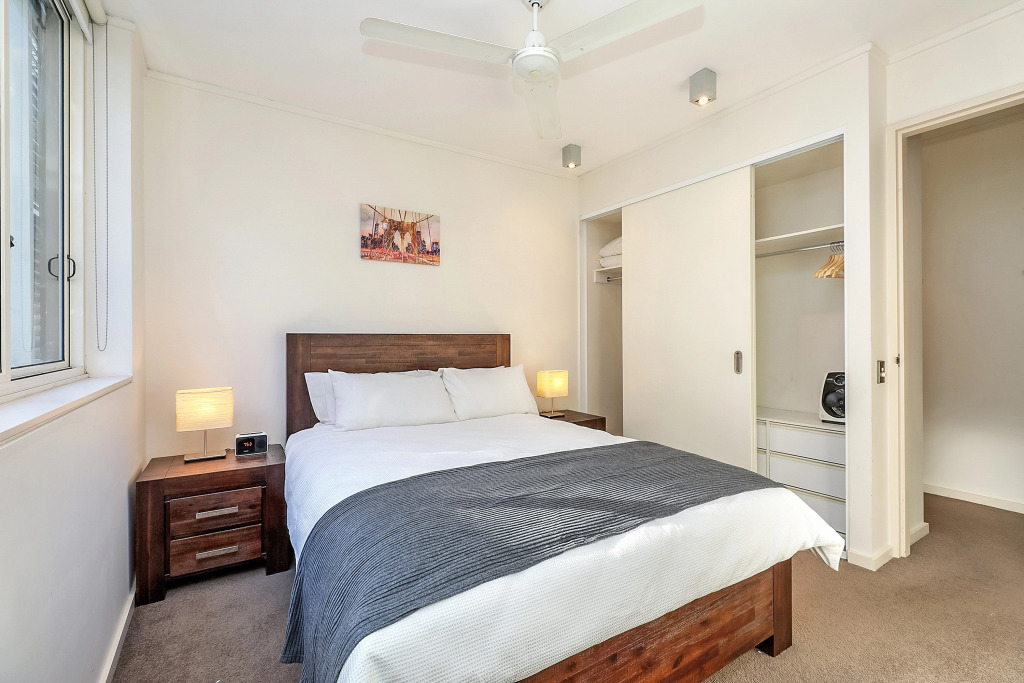 Апартаменты Furnished Apartment Walk to Bondi Beach