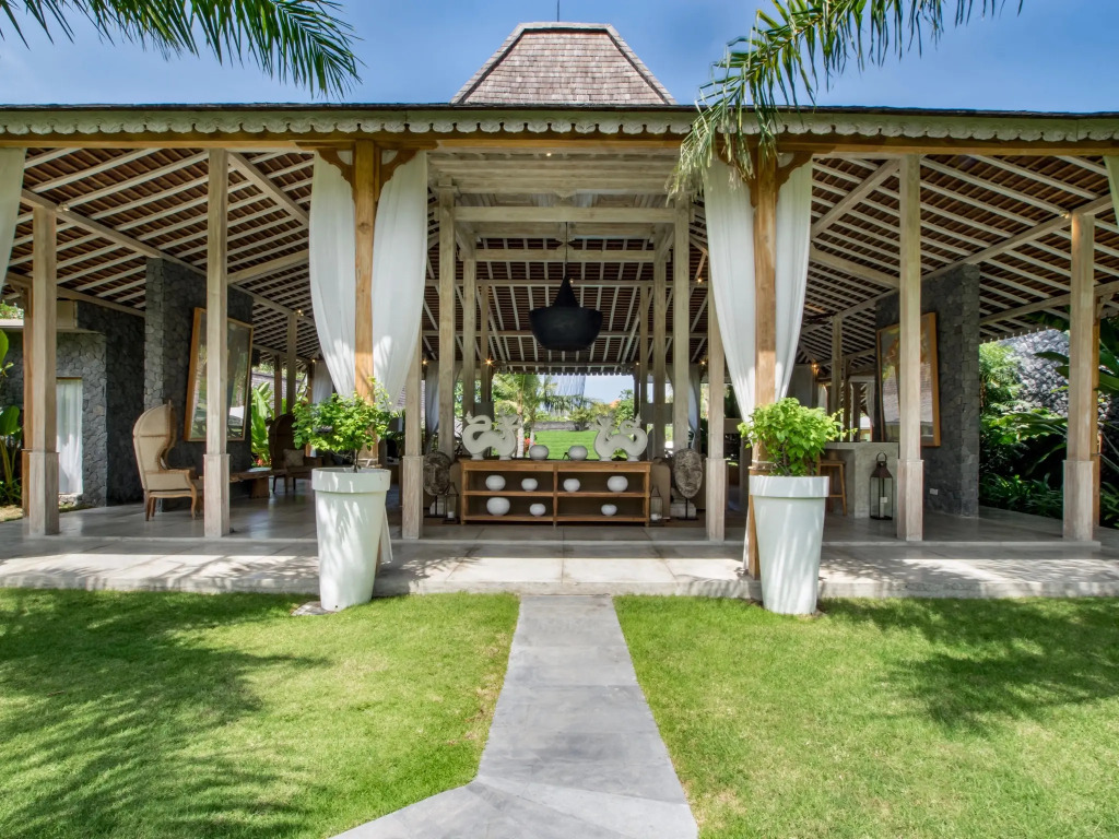 Villa Mannao by Villa Finder