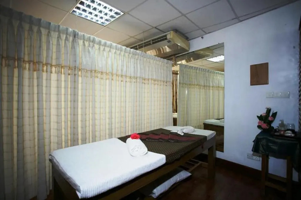 Lakeshore Hotel & Apartments