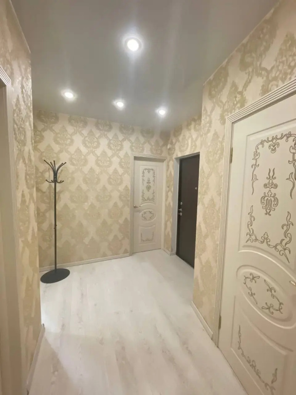 Квартира Шикарная двушка в витринными окнами