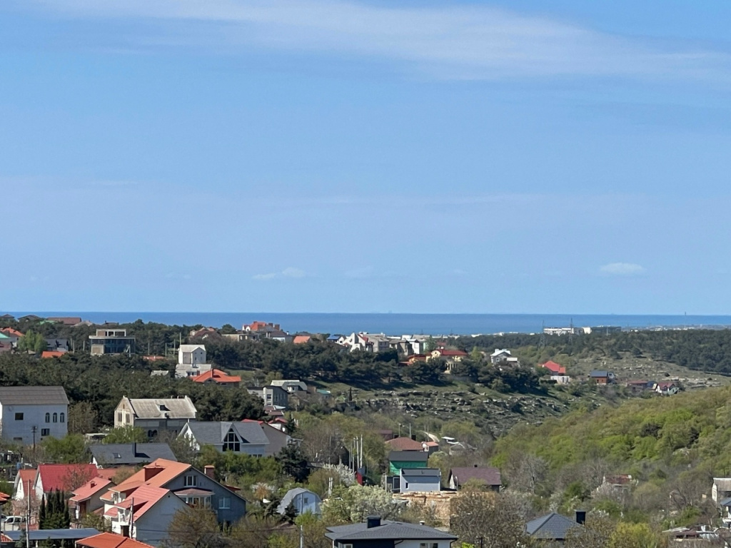 Квартира с Видом на Лес и Морскую Линию на Горизонте