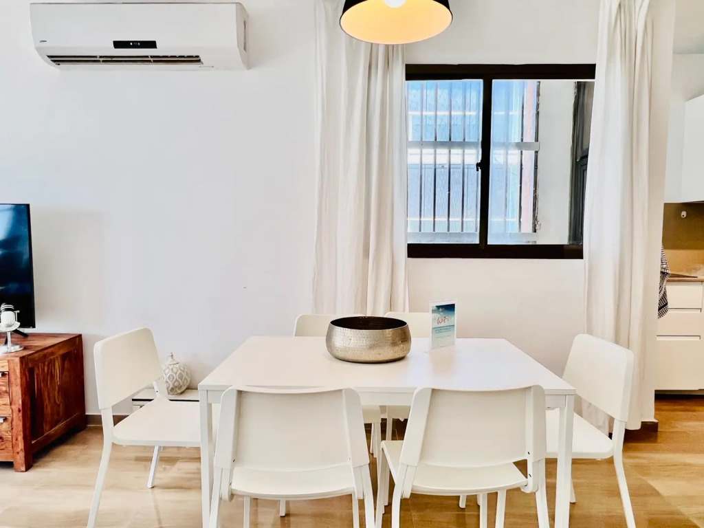 Апартаменты Elegant Apt with Balcony & Sea View by FeelHome