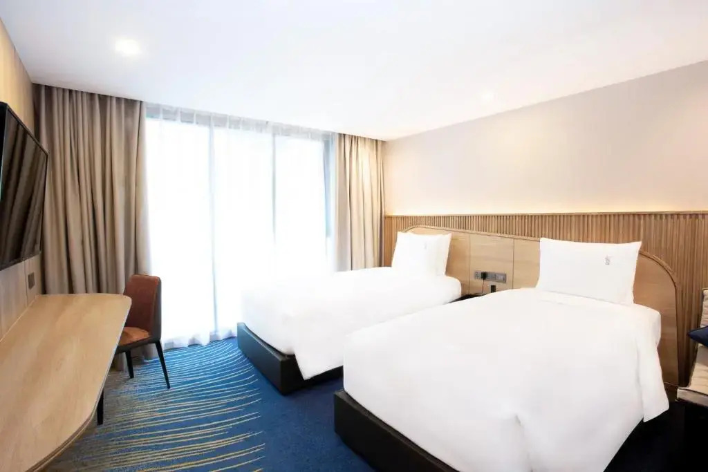 Отель Holiday Inn Express and Suites Bangkok Central Pier