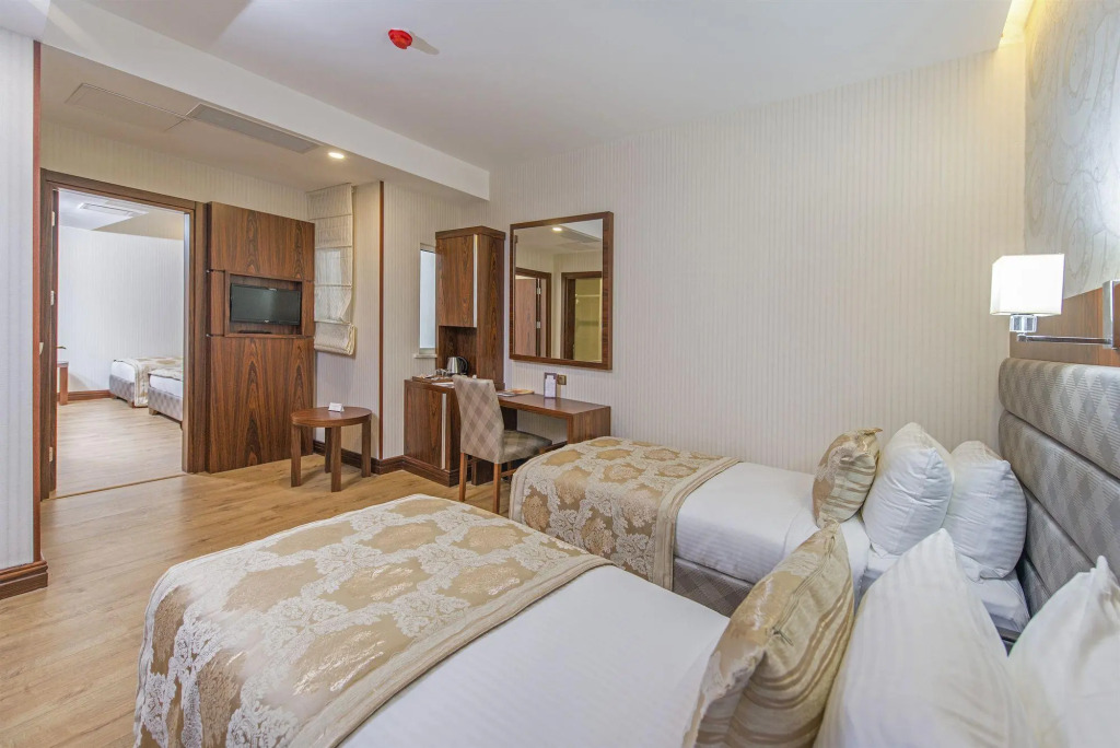 MidMar Deluxe Hotel
