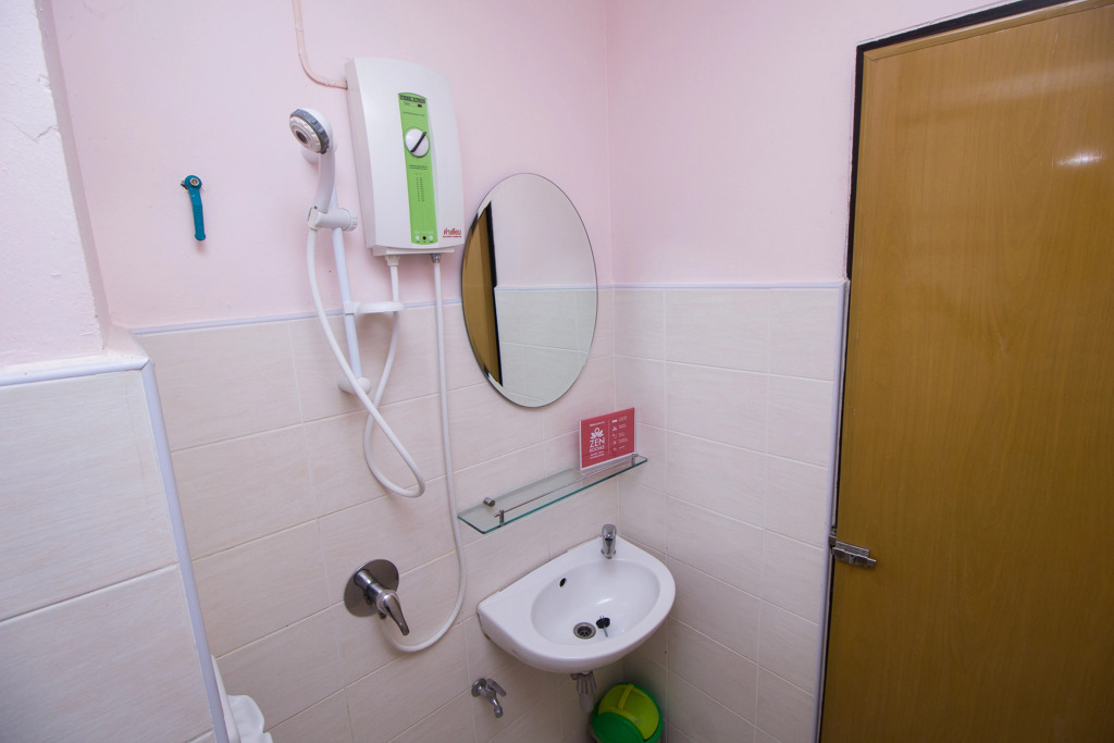 Отель ZEN Rooms Mahachai Khao San