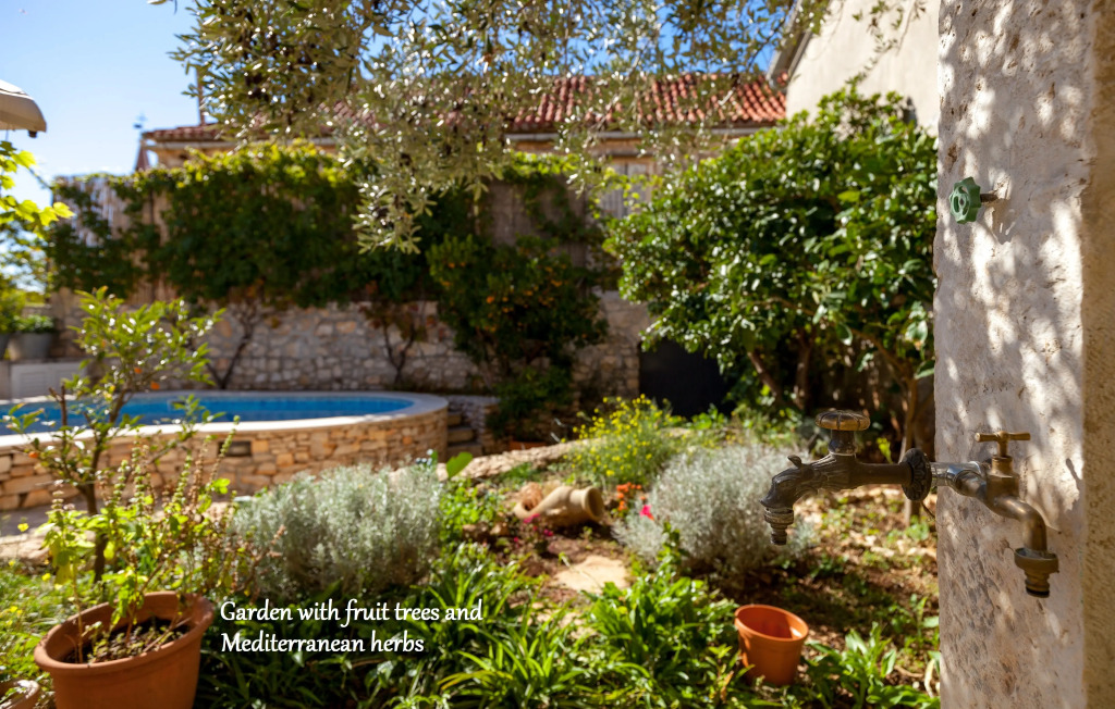 Villa Vicina - Historic Stone Villa with Pool & Sea Views I Milna