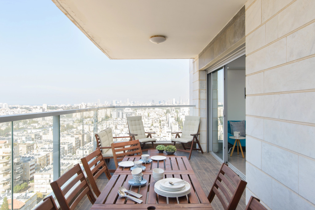 Апартаменты Deluxe & Terrace with City Overview by FeelHome