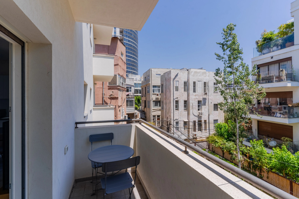 Апартаменты Blueground at Nahalat Bynamin Garden view Balcony ID6