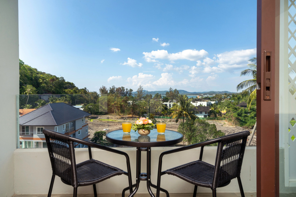 Отель Aristo Beach Resort condo by Roominger
