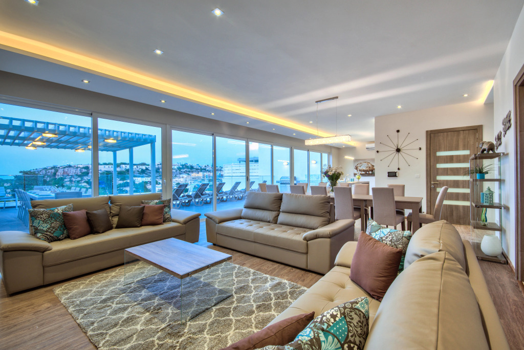 Villa Gaia - Sunset Views, Indoor Heated Pool, Sauna and Games Room