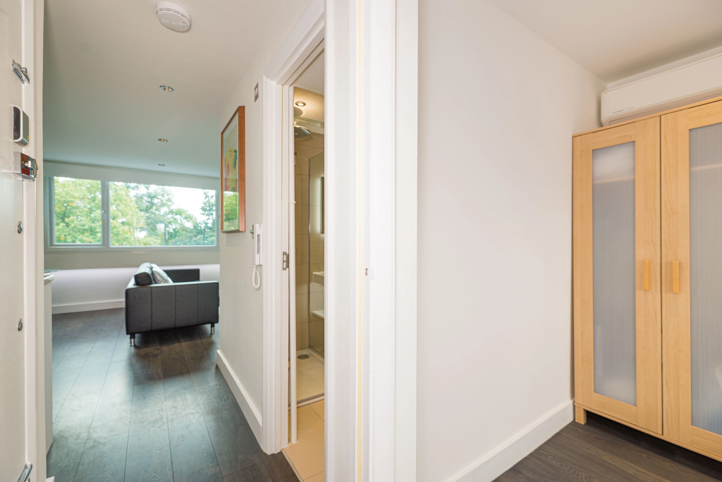 Апартаменты Bright Aircon Apartment Earls Court