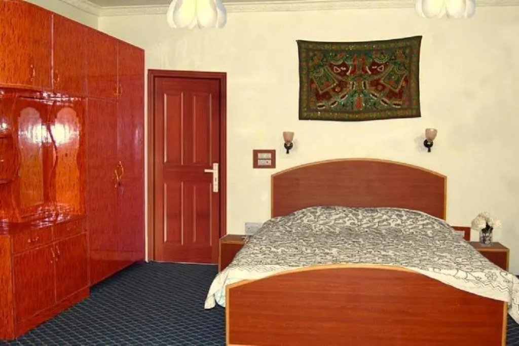Calm Holiday Inn Hotel	