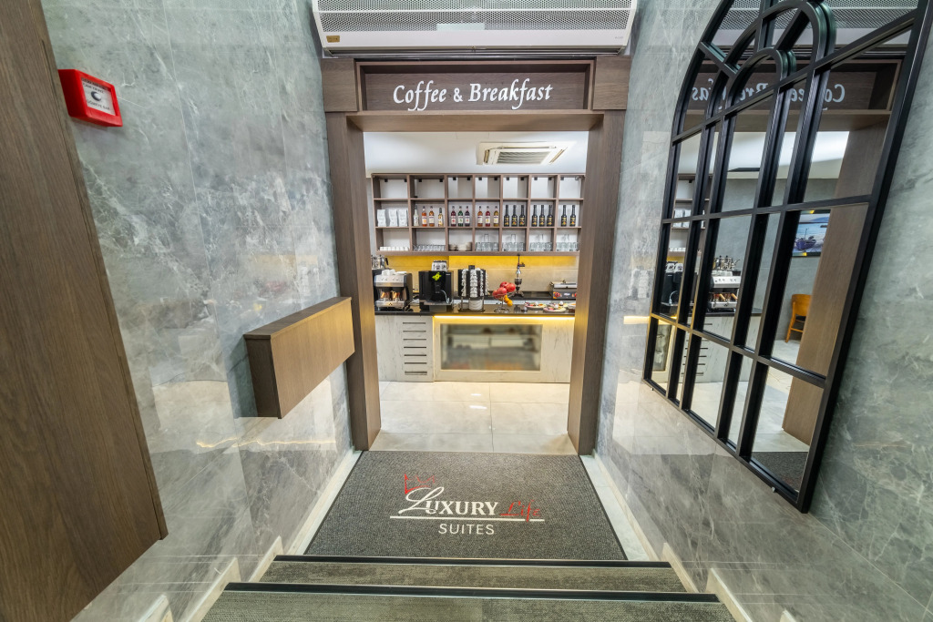 Отель Luxury Life Suites