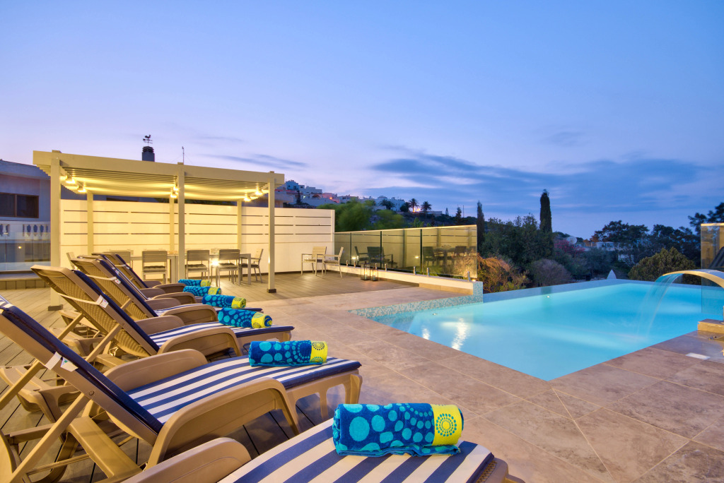 Villa Gaia - Sunset Views, Indoor Heated Pool, Sauna and Games Room