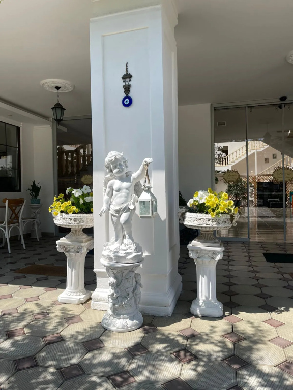 Lucette Guest House