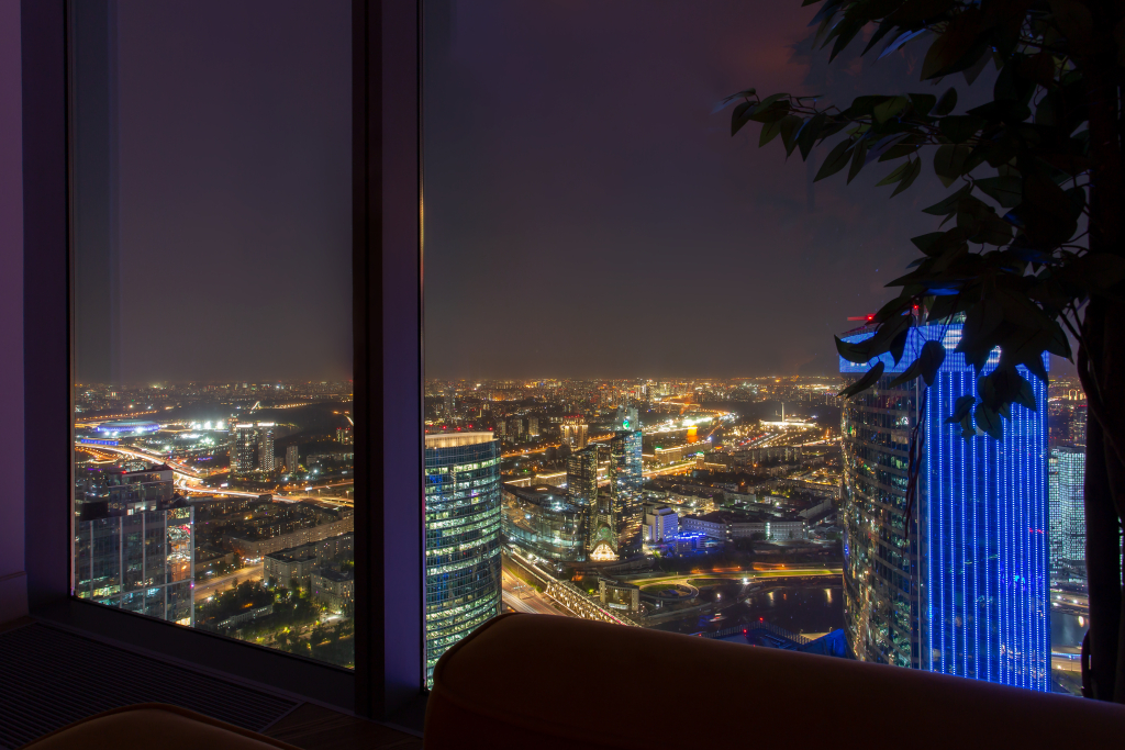 Апартаменты Sky CIty Moscow 81 этаж панорамная ванна с видом на всю Москву самый дорогой вид в Москве дизайнерский интерьер