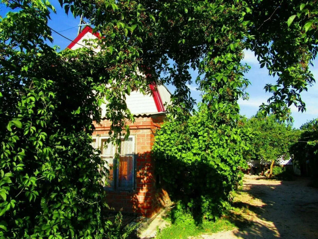 Частный дом С двумя спальнями и крыльцом с садовой мебелью