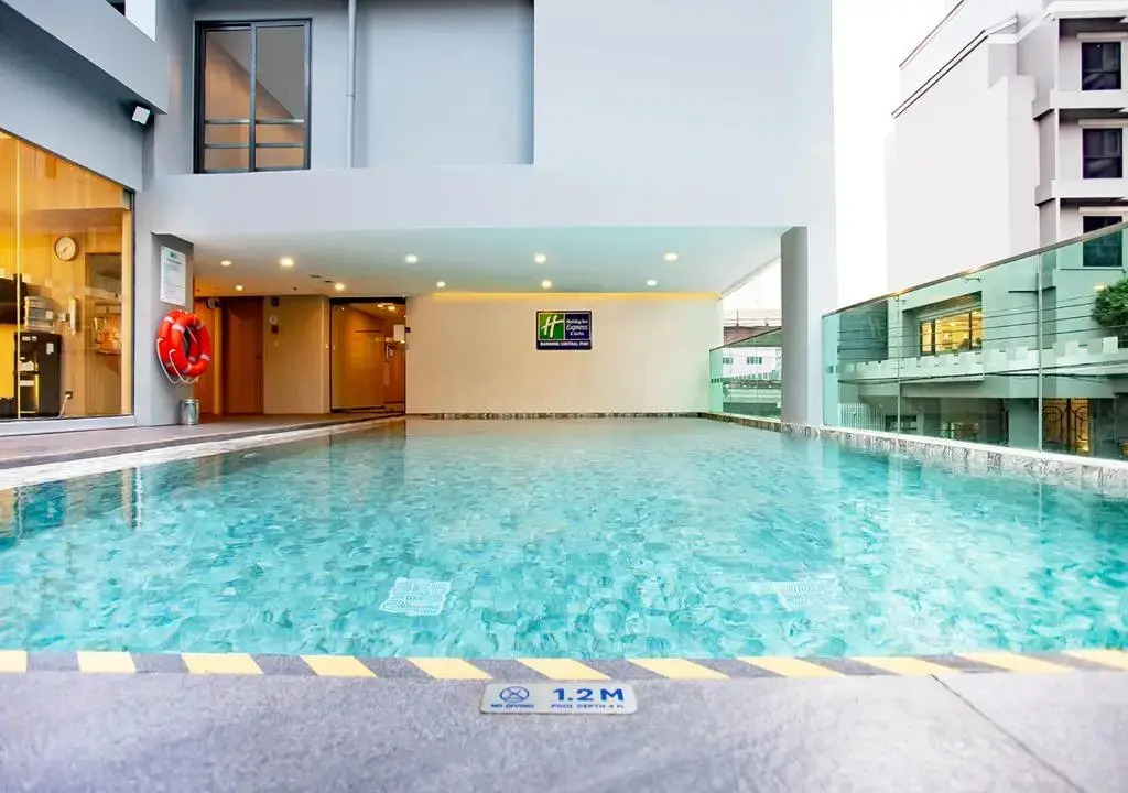 Отель Holiday Inn Express and Suites Bangkok Central Pier