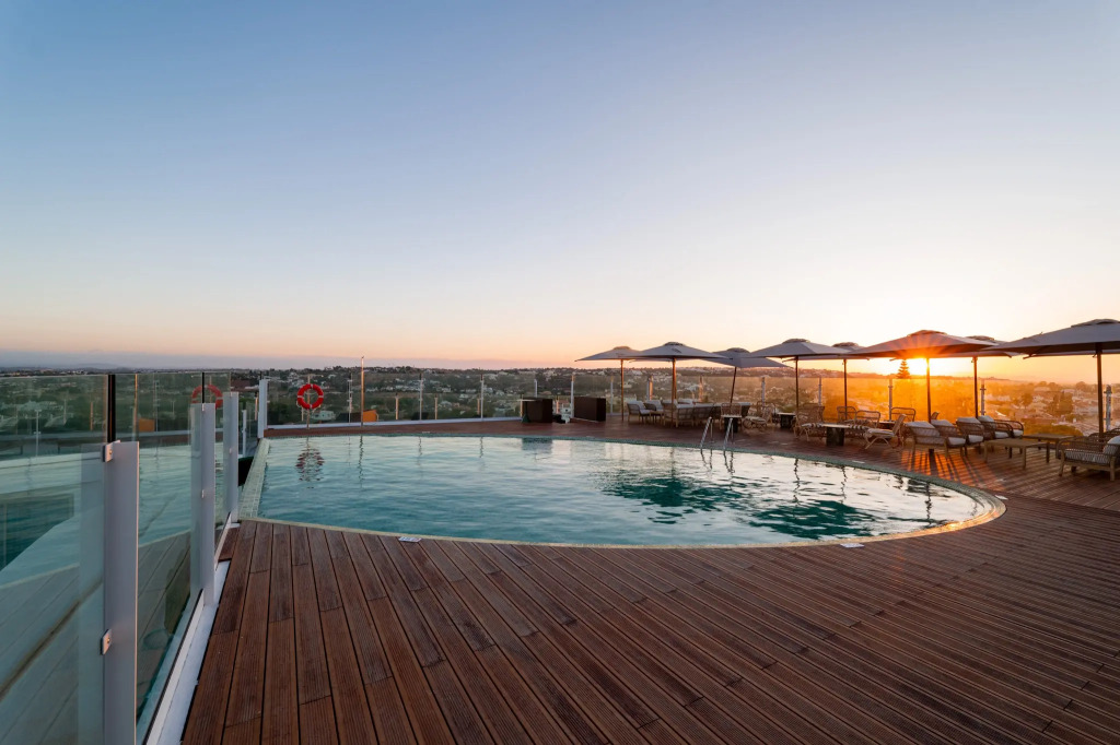 Отель Castelo Suites