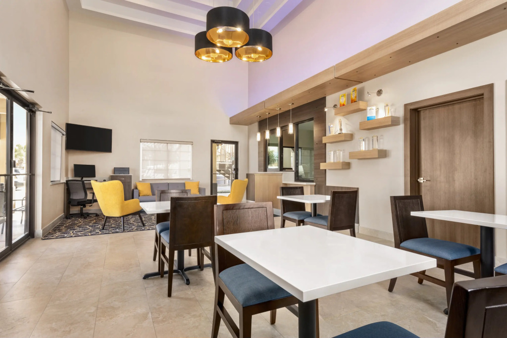 Days Inn & Suites by Wyndham Houston Hobby Airport
