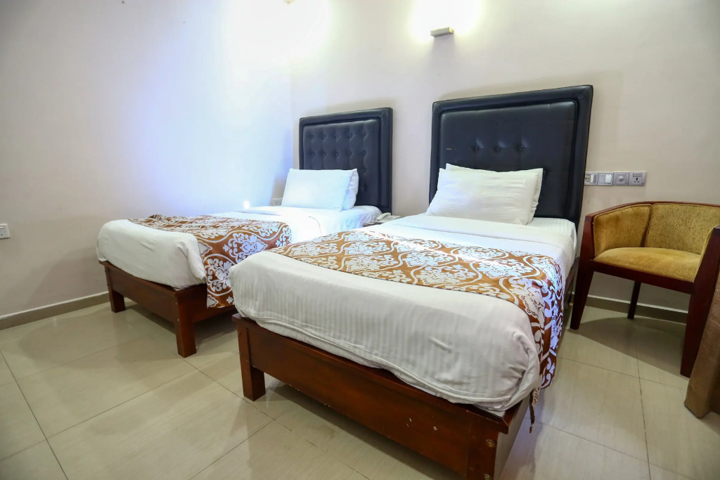 Отель Lazaani Colombo