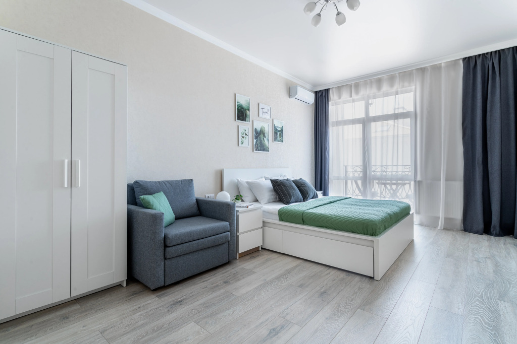 Апартаменты с Балконом  Первая Береговая Линия Летний Бассейн от Home Group