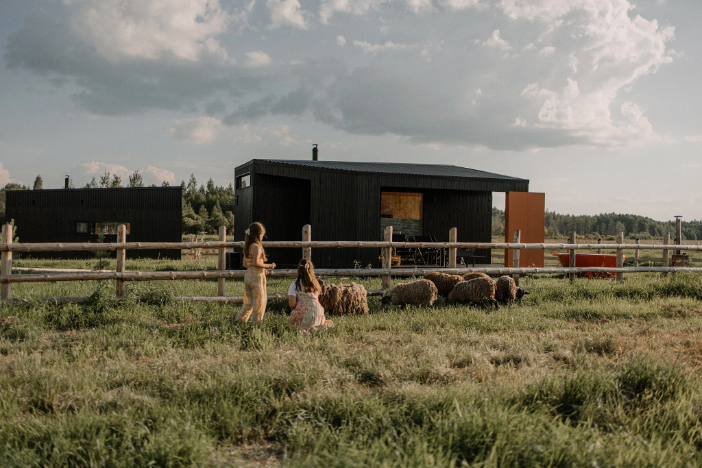 Глэмпинг Панорамные мини-домики на ферме Nomad Houses на Браславе