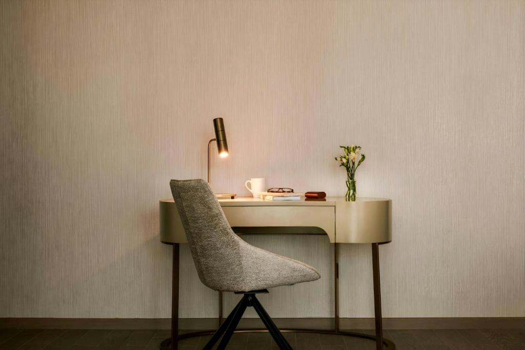 Отель Aura Suites Downtown