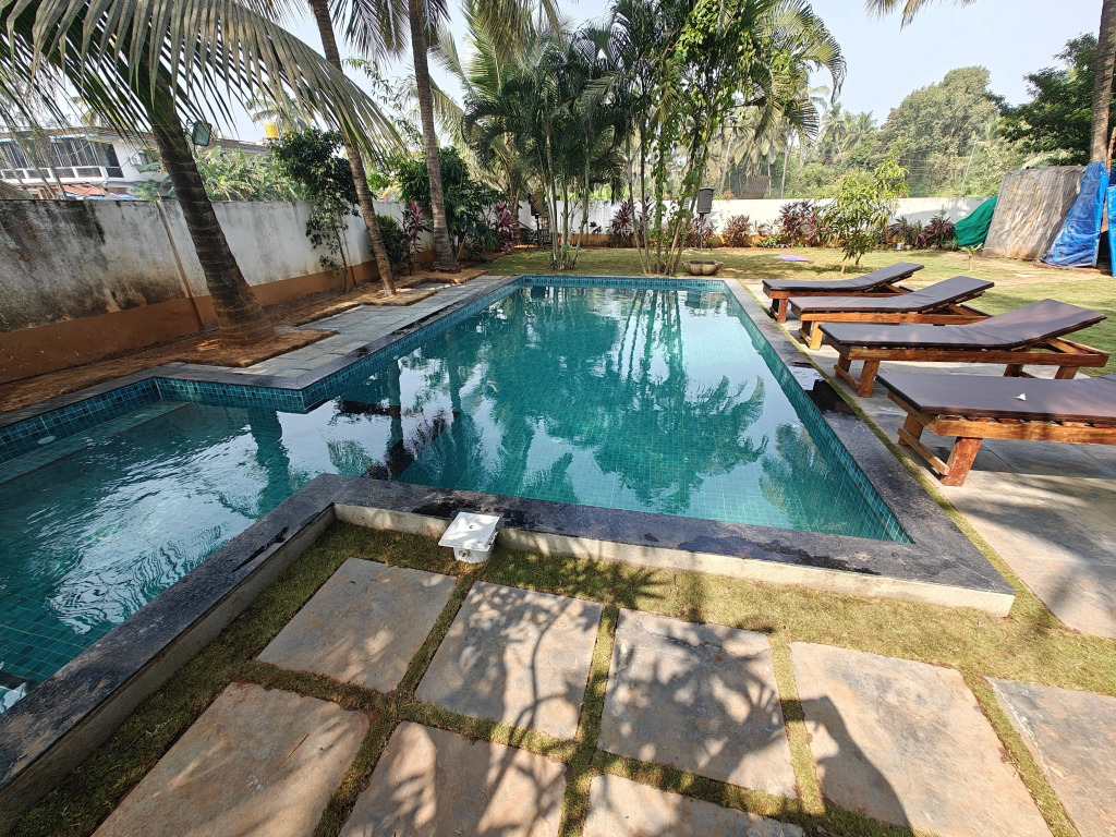 SOLS Backyard Bungalow