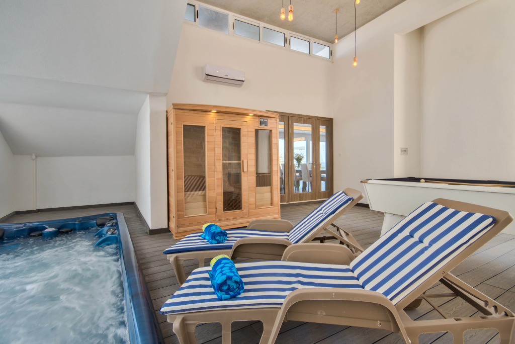 Villa Gaia - Sunset Views, Indoor Heated Pool, Sauna and Games Room