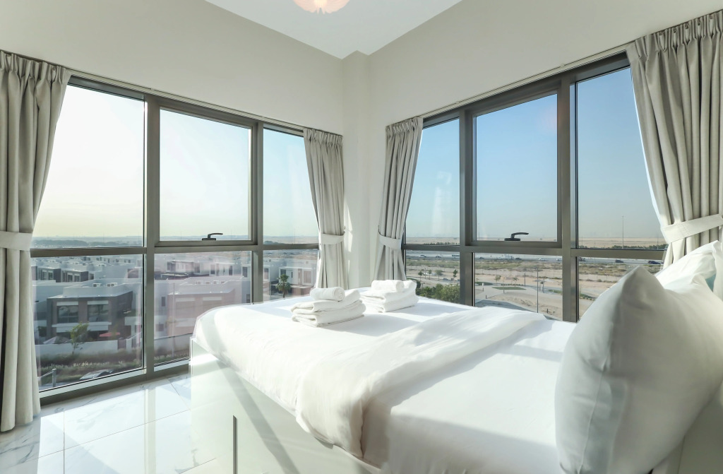 Elite LUX Holiday Homes - Cozy 2BR Getaway – Minutes from Expo City, Dubai