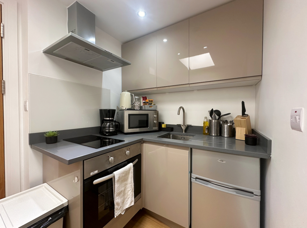 Апартаменты Damos Living - Superb Business En-Suite Studio