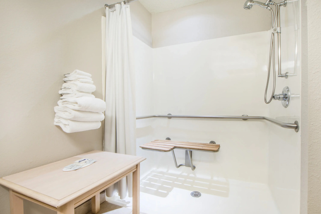 Отель Microtel Inn Suites by Wyndham Claremore