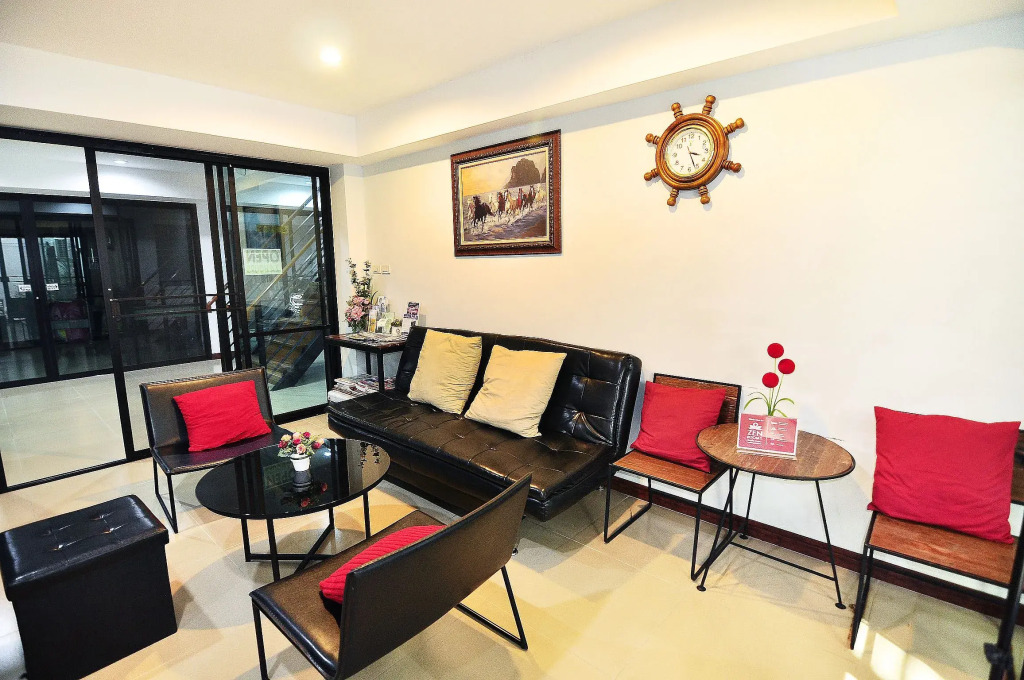 Отель ZEN Rooms Suthisan