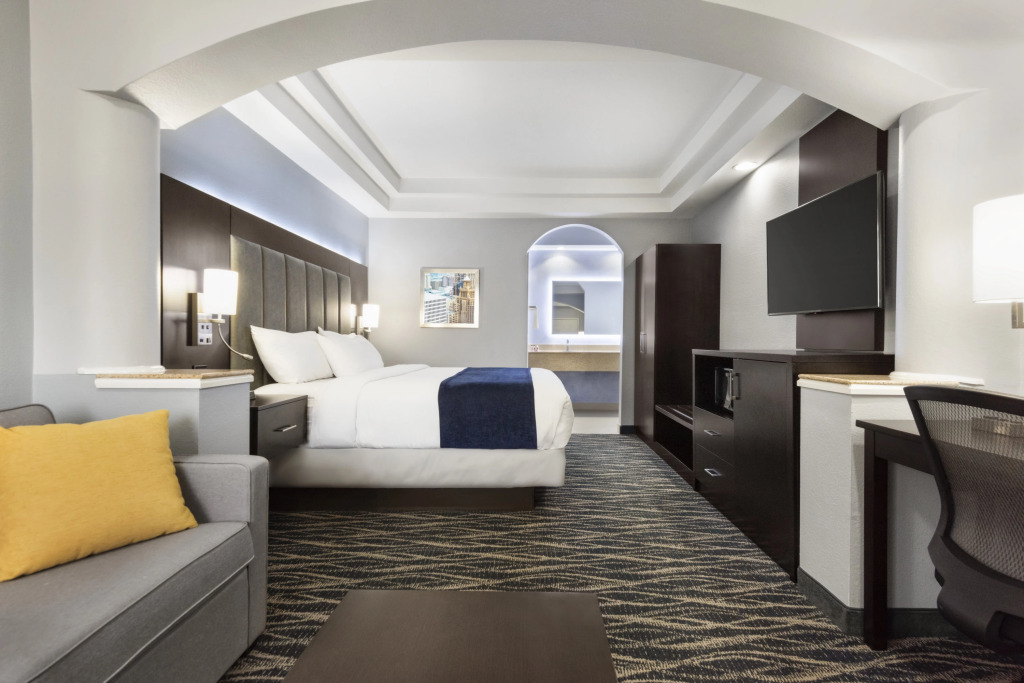 Days Inn & Suites by Wyndham Houston Hobby Airport