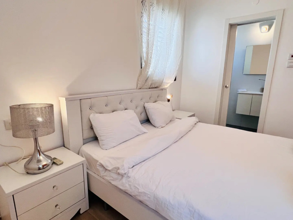Апартаменты Elegant Apt with Balcony & Sea View by FeelHome