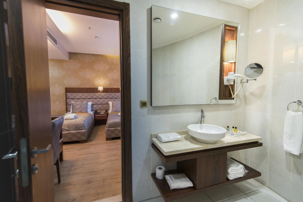 MidMar Deluxe Hotel