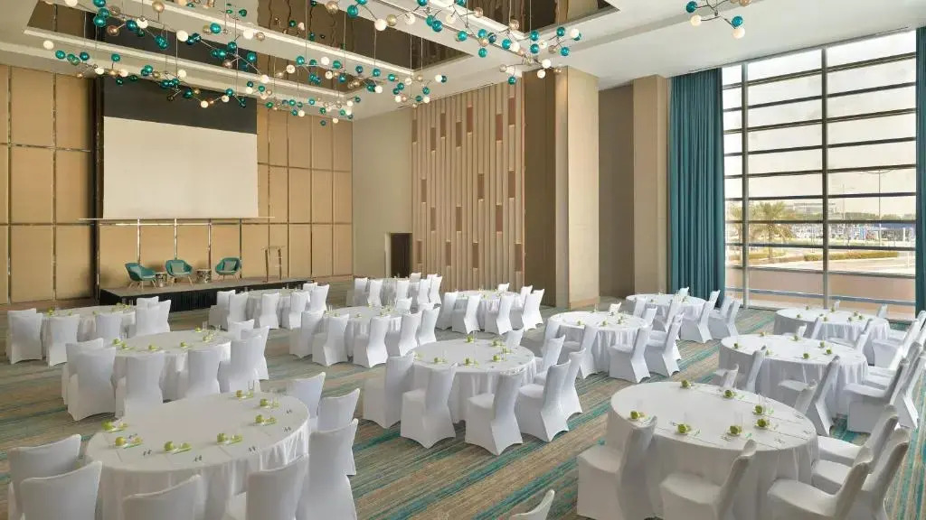 Отель Holiday Inn & Suites - Dubai Festival City by IHG
