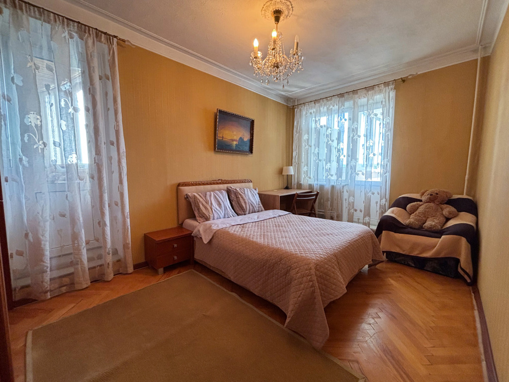 Квартира Винтажная 3-к у метро Озерная 72м2